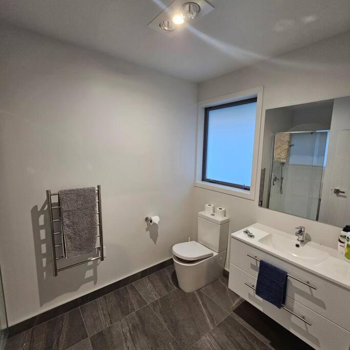 Entire House - Brand New 2 Bedroom House โลเวอร์ฮัท ภายนอก รูปภาพ