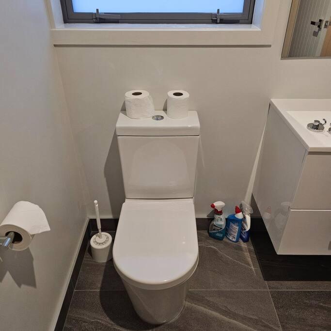 Entire House - Brand New 2 Bedroom House โลเวอร์ฮัท ภายนอก รูปภาพ