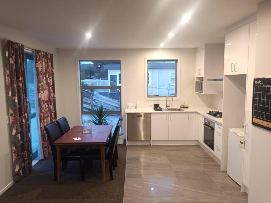 Entire House - Brand New 2 Bedroom House โลเวอร์ฮัท ภายนอก รูปภาพ